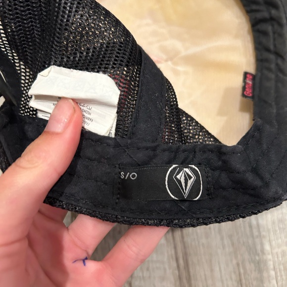 Cute women’s Volcom hat - Picture 2 of 4